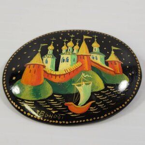 *B) Russia Moscow Cathedral Hand Painted Lacquer Brooch Pin